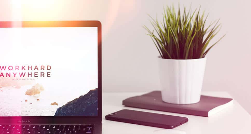 میز کاری مدرن با لپ‌تاپ، گلدان و دفترچه یادداشت – طراحی وب مینیمال مارا وب دیزاین