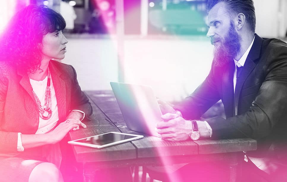 طراحی دیجیتال مدرن با لپ‌تاپ، فنجان قهوه و نور نئون – استودیو مارا وب دیزاین